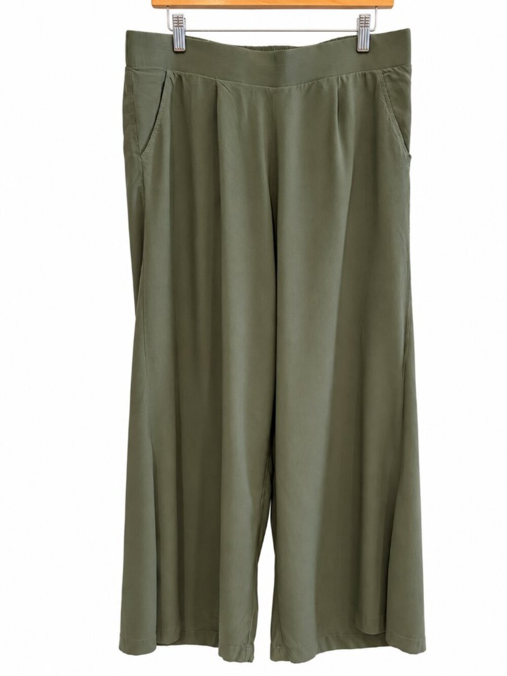 Torrid Olive Green Wide Leg Culotte Pants Sz 10  Pull On Pleated Flowy Crop